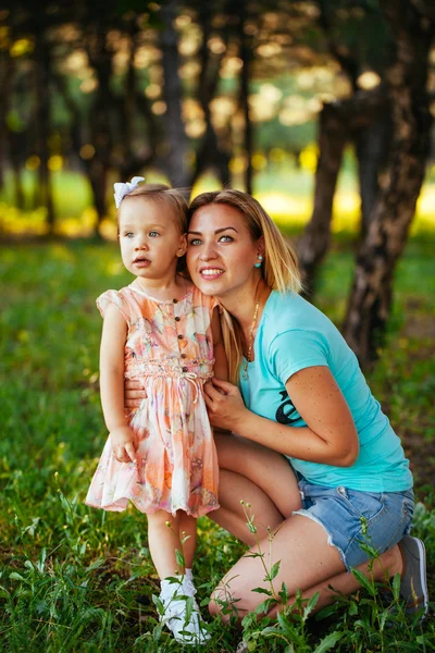 Happy mom and daughter smiling at nature. — Stock Photo, Image