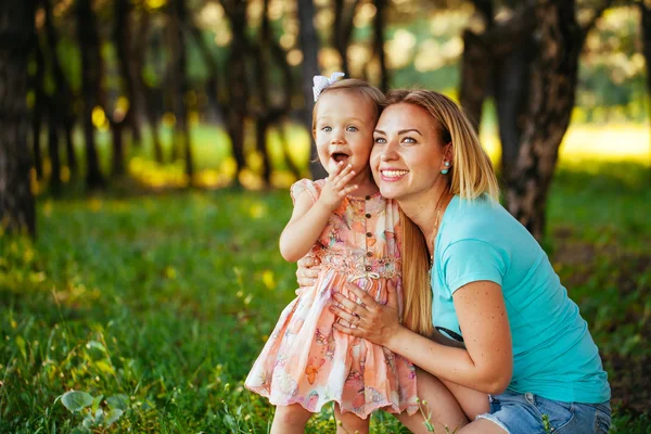 Happy mom and daughter smiling at nature. — Stock Photo, Image