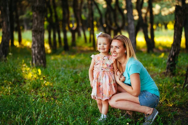 Happy mom and daughter smiling at nature. — Stock Photo, Image