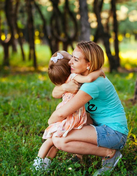 Happy mom and daughter smiling at nature. — Stock Photo, Image