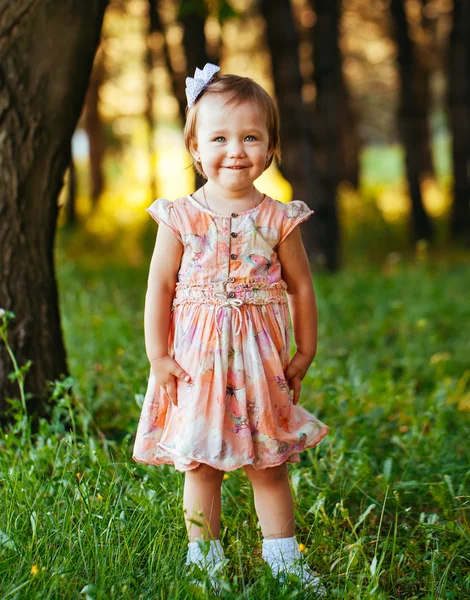 Utomhus porträtt av bedårande leende liten flicka i sommardag — Stockfoto