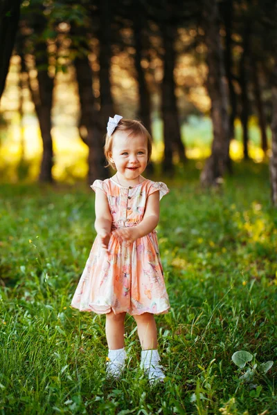 夏の日の愛らしい笑顔の女の子の屋外のポートレート — ストック写真