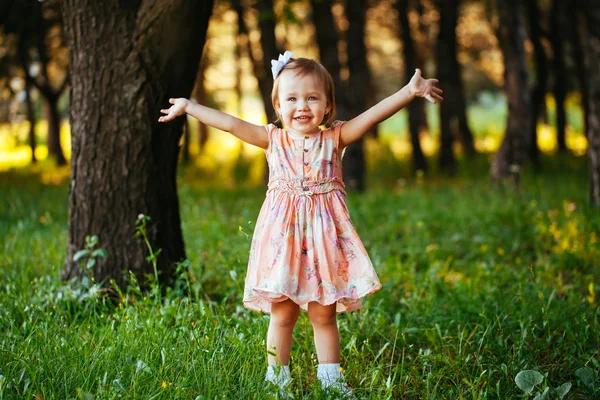 Retrato al aire libre de adorable niña sonriente en el día de verano —  Fotos de Stock