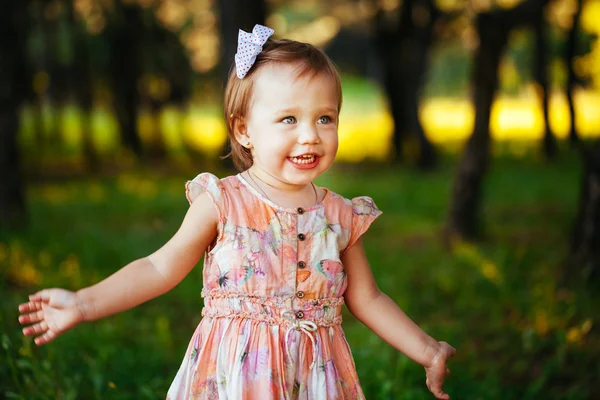Retrato al aire libre de adorable niña sonriente en el día de verano —  Fotos de Stock