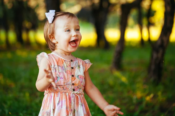 夏の日の愛らしい笑顔の女の子の屋外のポートレート — ストック写真