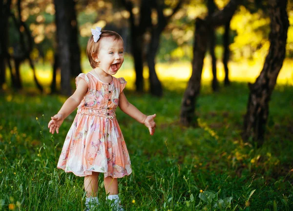 Açık yaz gününde gülümseyen sevimli küçük kız portresi — Stok fotoğraf