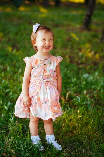 Outdoor portrait of adorable smiling little girl in summer day — Stock Photo, Image