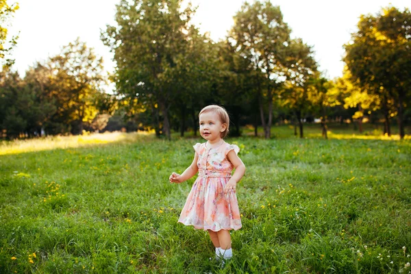 Portrait extérieur d'adorable petite fille souriante dans la journée d'été — Photo