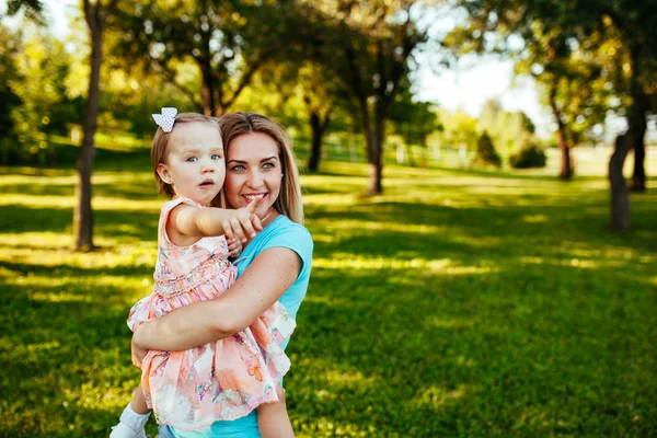 Happy mom and daughter smiling at nature. — Stock Photo, Image