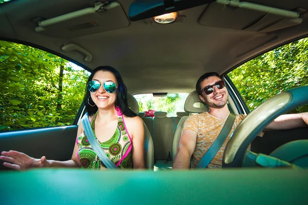 Genç çift ülke yol sürüş.