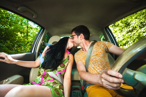 Pareja joven conduciendo a lo largo de Country Road . — Foto de Stock