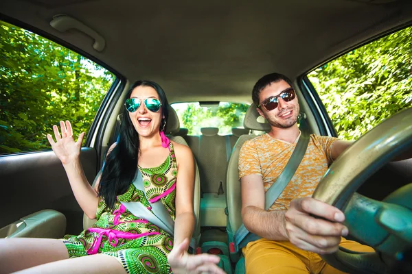 Genç çift ülke yol sürüş.