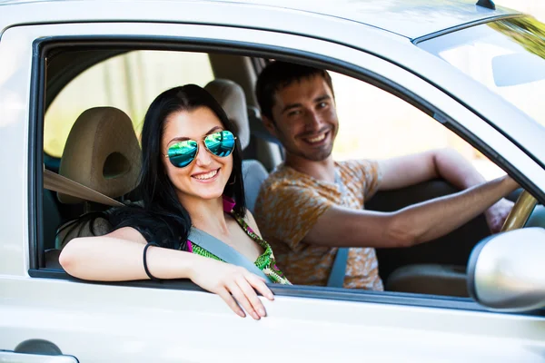 Happy couple in the car — Stock Photo, Image