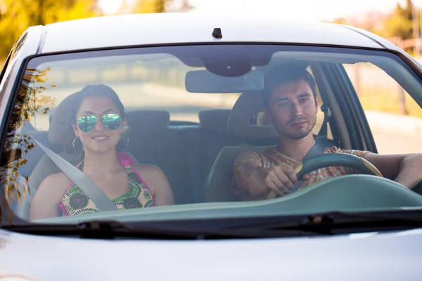 Pareja feliz en el coche — Foto de Stock