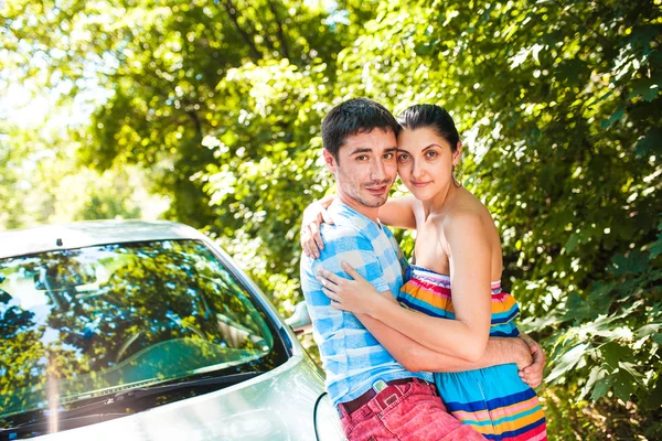 Una pareja encantadora. Retrato de una hermosa pareja abrazándose cerca de la c —  Fotos de Stock