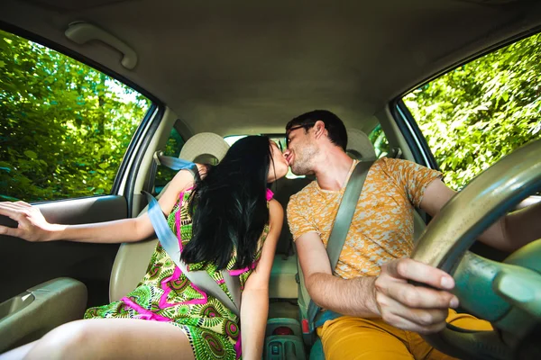 Pareja joven conduciendo a lo largo de Country Road . — Foto de Stock