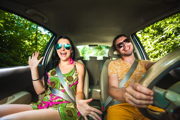 Pareja joven conduciendo a lo largo de Country Road . — Foto de Stock