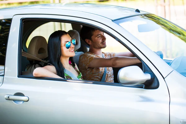 Pareja feliz en el coche — Foto de Stock