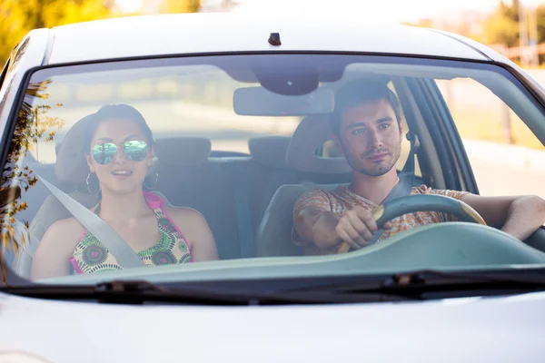 Gelukkige paar in de auto — Stockfoto