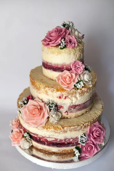 Düğün pastası. Çıplak el yapımı kek rustik, gül ile dekore edilmiş.