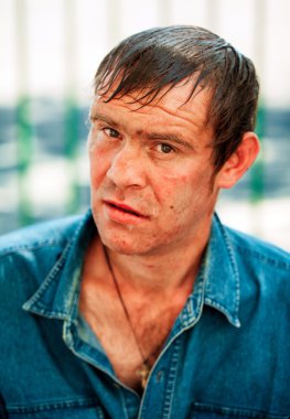 Evsiz adam olmak açık duran Dostu 