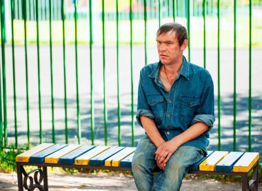 Evsiz adam olmak açık duran Dostu 