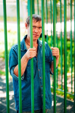 Evsiz adam olmak açık duran Dostu 