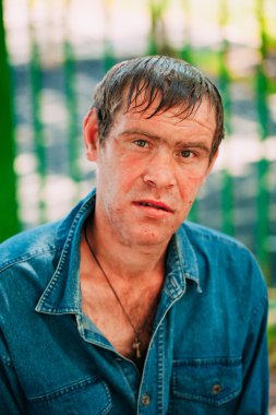 Evsiz adam olmak açık duran Dostu 