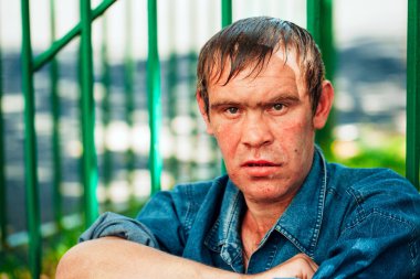 Evsiz adam olmak açık duran Dostu 