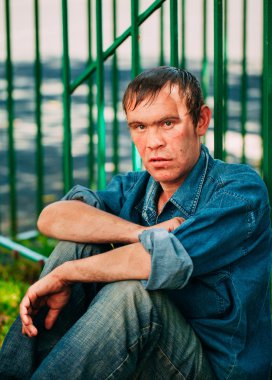 Evsiz adam olmak açık duran Dostu 