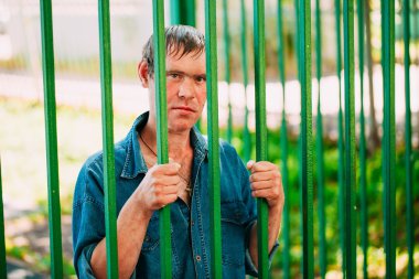 Evsiz adam olmak açık duran Dostu 