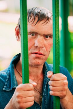 Evsiz adam olmak açık duran Dostu 