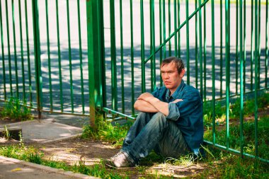 Evsiz adam olmak açık duran Dostu 