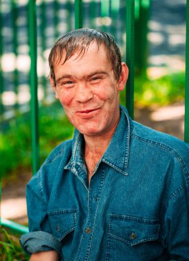 Evsiz adam olmak açık duran Dostu 