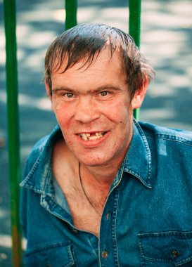 Evsiz adam olmak açık duran Dostu 