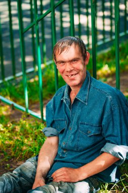 Evsiz adam olmak açık duran Dostu 