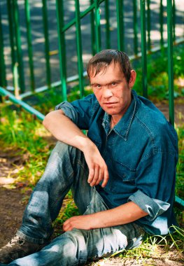 Evsiz adam olmak açık duran Dostu 