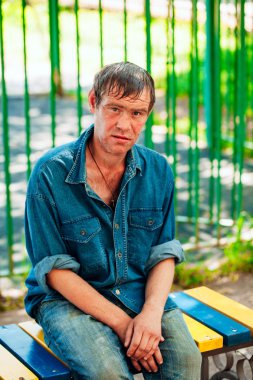 Evsiz adam olmak açık duran Dostu 