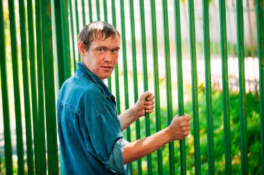 Evsiz adam olmak açık duran Dostu 