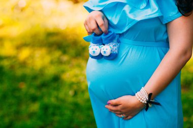 güzel hamile kadın dışında rahatlatıcı Park