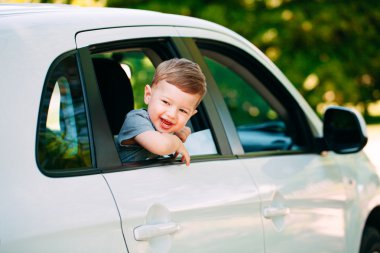 Bebek çocuk arabada