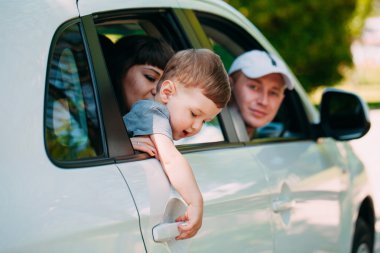 Yeni araba, mutlu bir aile. Otomobil.