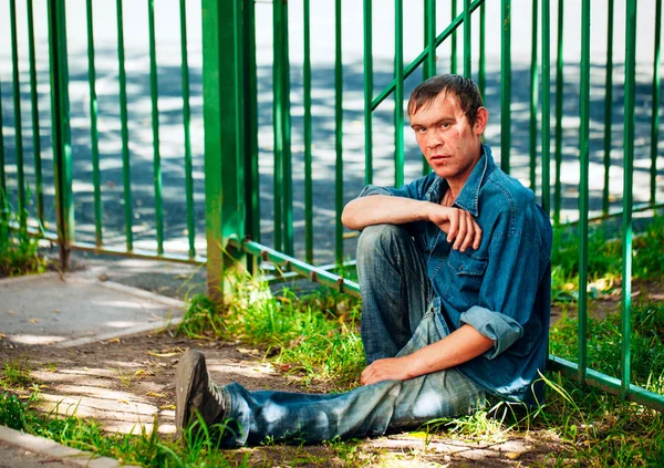 Dakloze mannen wordt vriendelijke permanent Outdoor — Stockfoto