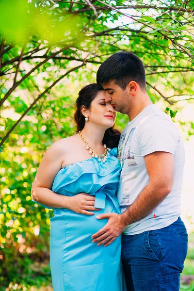 公園の美しい妊娠中のカップルを外リラックス. — ストック写真
