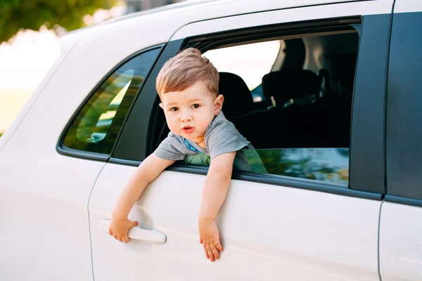 Adorable bebé en el coche — Foto de Stock