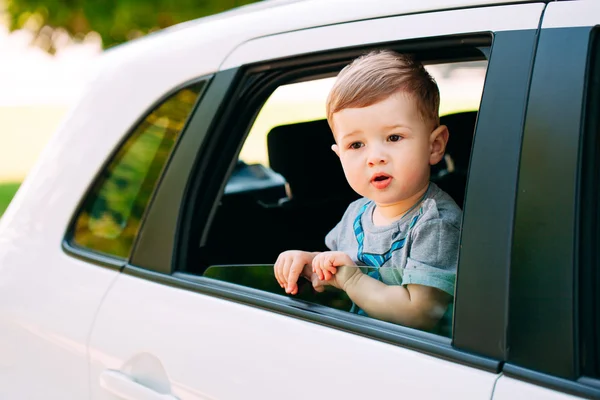 Adorable bebé en el coche — Foto de Stock