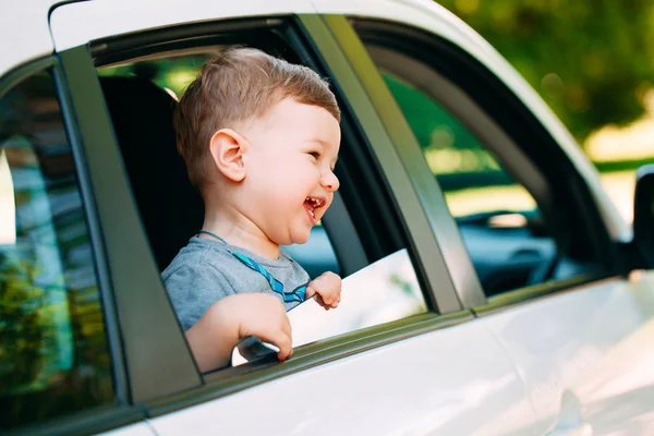 Entzückender kleiner Junge im Auto — Stockfoto