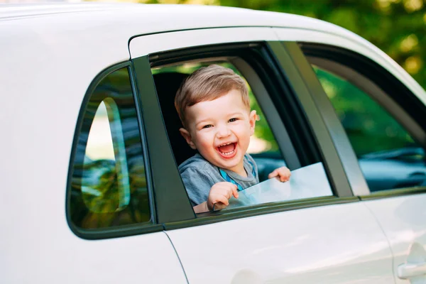 Adorable bebé en el coche — Foto de Stock