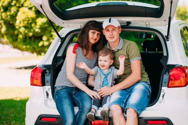 Familia feliz sentado en el coche — Foto de Stock