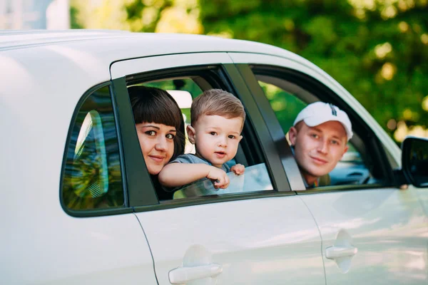 Familia feliz en el coche nuevo. Automóvil . — Foto de Stock